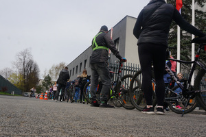 Na zdjęciu widoczna kolejka oczekujących rowerzystów na grawerowanie jednośladów