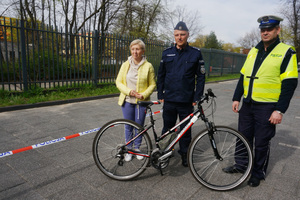 Na zdjęciu widoczna Pani Wiceprezydent Zawiercia Justyna Miszczyk, Komendant Powiatowy Policji w Zawierciu inspektor Jacek Kurdybelski oraz policjant z zawierciańskiej drogówki aspirant sztabowy Adam Zatoński. Przed nimi ustawiony rower