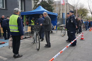 Na zdjęciu widoczni uczestnicy akcji znakowania rowerów oraz Komendant Powiatowy Policji w Zawierciu inspektor Jacek Kurdybelski wraz z Naczelnikiem Wydziału Prewencji nadkomisarzem Pawłem Sobotą przyglądający się działaniom