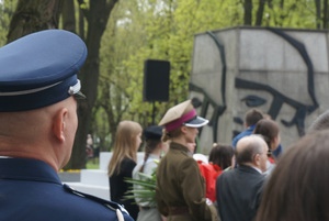 Na zdjęciu widoczne delegacje biorące udział w uroczystości oraz Pomnik Nieznanego Żołnierza.