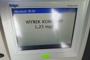 Na zdjęciu widoczny wyświetlony wynik badania stanu trzeźwości: WYNIK KOŃCOWY 1,23 mg/L