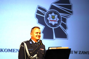 Zastępca Komendanta Wojewódzkiego Policji w Katowicach inspektor Artur Bednarek podczas przemówienia ze sceny