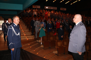 Dowódca uroczystości składa meldunek Zastępcy Komendanta Wojewódzkiego Policji w Katowicach inspektorowi Arturowi Bednarkowi.