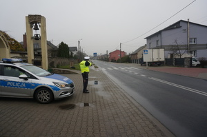 Na zdjęciu widoczny jest policjant dokonujący pomiaru prędkość pojazdu.