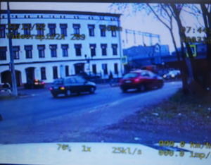 Na zdjęciu widoczny jest monitor zainstalowany w samochodzie policyjnym.