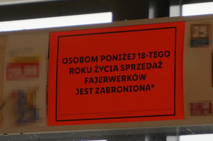 Zdjęcie kolorowe. Informacja: Osobom poniżej 18 roku życia sprzedaż fajerwerków jest zabroniona*