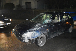 Na kolorowym zdjęciu widoczny samochód osobowy z widocznymi uszkodzeniami.