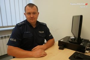 Na kolorowym zdjęciu widoczny dzielnicowy młodszy aspirant Grzegorz Dudek.