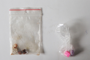 W dwóch foliowych torebkach widoczne są różne tabletki.