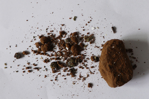 Substancja w postaci bryły koloru brunatnego.