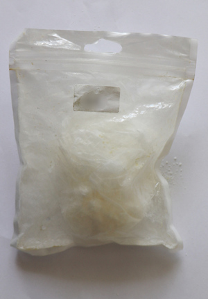 Biała substancja w plastikowej torebce strunowej.