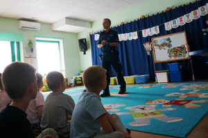 Dzielnicowy prowadzi prelekcję dla dzieci.