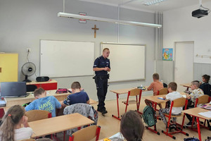 Zdjęcie: Szkoła Podstawowa numer 4. Policjant prowadzi prelekcję dla dzieci.