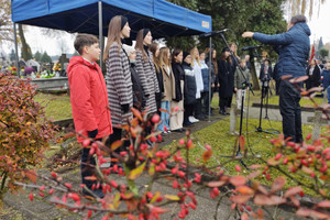 Na zdjęciu widoczni uczniowie Szkoły Muzycznej w Zawierciu, śpiewający pieśń.