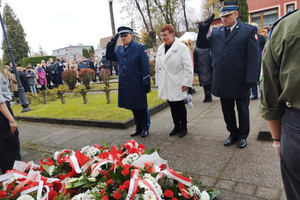 Na zdjęciu widoczni Komendant Powiatowy Policji w Zawierciu inspektor Jacek Kurdybelski, Inspektor Nadzoru Budowlanego w Zawierciu Aneta Pałka oraz Komendant Państwowej Straży Pożarnej w Zawierciu starszy brygadier Artur Łągiewka oddają hołd poległym w walce o wolność, przed Pomnikiem Niepodległości.