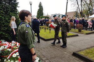 Na zdjęciu widoczni uczniowie klasy mundurowej składający wiązankę pod pomnikiem.