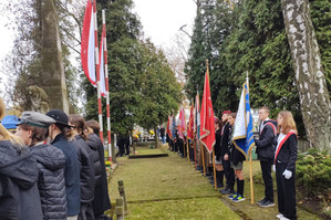 Na zdjęciu widoczni harcerze i skauci oraz poczty sztandarowe.