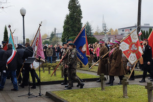 Na zdjęciu widoczne maszerujące poczty sztandarowe.