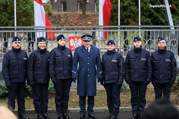 Na zdjęciu grupowym widoczny Komendant Powiatowy Policji w Zawierciu inspektor Jacek Kurdybelski wraz z trzema policjantkami i trzema policjantami.