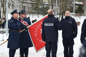 Policjanci stoją przy sztandarze i składają przysięgę.