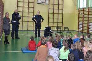 Na zdjęciu widoczni policjanci podczas spotkania z uczniami.