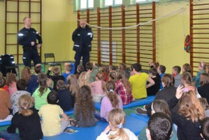 Na zdjęciu widoczni policjanci podczas spotkania z uczniami.