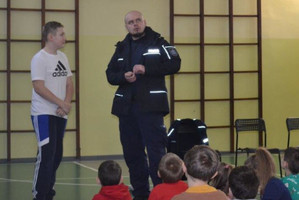 Na zdjęciu widoczny policjant podczas spotkania z uczniami.