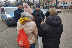 Na zdjęciu widoczni policjanci, którzy rozmawiają z kwestującymi.