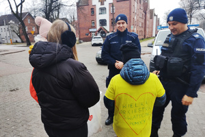 Na zdjęciu widoczni policjanci, którzy rozmawiają z kwestującymi.