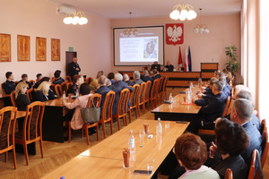 Na zdjęciu widoczni policjanci i zaproszeni goście na odprawie rocznej Komendy Powiatowej Policji w Zawierciu.