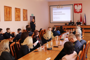 Na zdjęciu widoczni policjanci i zaproszeni goście na odprawie rocznej Komendy Powiatowej Policji w Zawierciu.