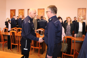 Na zdjęciu widoczny Komendant Powiatowy Policji w Zawierciu inspektor Jacek Kurdybelski oraz Naczelnik Wydziału Prewencji nadkomisarz Sławomir Jachna, który składa meldunek.