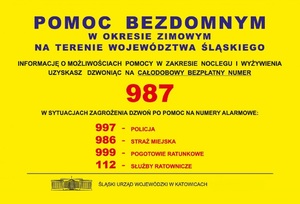 Zdjęcie kolorowe: na żółtym tle wypisano numery telefonów alarmowych za pomocą których możemy zgłosić pomoc bezdomnym w okresie zimowym.