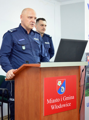 Na zdjęciu widoczny przemawiający Komendant Powiatowy Policji w Zawierciu inspektor Jacek Kurdybelski.