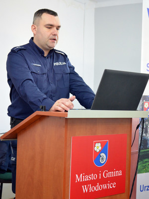 Na zdjęciu widoczny przemawiający Kierownik Rewiru Dzielnicowych aspirant Bartłomiej Krzyżowski.