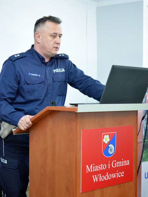 Na zdjęciu widoczny Zastępca Naczelnika Wydziału Ruchu Drogowego podkomisarz Grzegorz Kopecki, który przemawia do mikrofonu.
