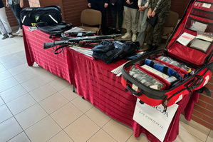 Na zdjęciu widoczny stół z rozłożonym policyjnym sprzętem i ulotkami.