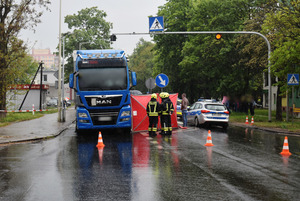 Na zdjęciu widoczne miejsce śmiertelnego potrącenia. Widoczny radiowóz, strażacy oraz parawan.