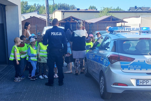 Na zdjęciu widoczne przedszkolaki podczas wizyty na posterunku u dzielnicowego.