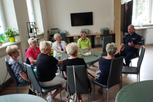 Na zdjęciu widoczny policjant na spotkaniu z seniorami.