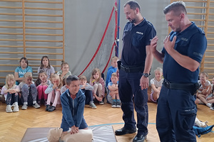 Policjanci prowadzą zajęcia dla dzieci.