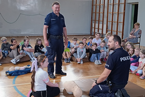 Policjanci prowadzą zajęcia dla dzieci.