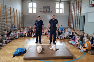 Policjanci prowadzą zajęcia dla dzieci.