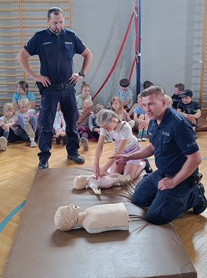 Policjanci prowadzą zajęcia dla dzieci.