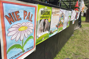 Na zdjęciu widoczne plakaty dotyczące akcji, rozwieszone przed sceną.