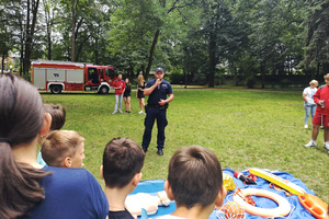 Na zdjęciu widoczny policjant podczas pogadanki dla dzieci.