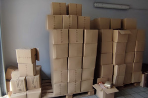 Na zdjęciu widoczne kartonowe pudełka z podrobioną kawą.