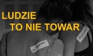 Kobiety w bieliźnie z etykietkami przypiętymi na plecach. U góry żółty napis: Ludzie to nie towar.