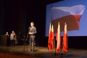 Na zdjęciu widoczny pan Mateusz Bochenek Poseł na Sejm Rzeczypospolitej Polskiej, który przemawia.