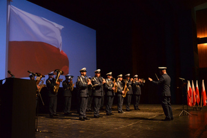 Na zdjęciu widoczna na scenie Orkiestra Komendy Wojewódzkiej Policji w Katowicach.